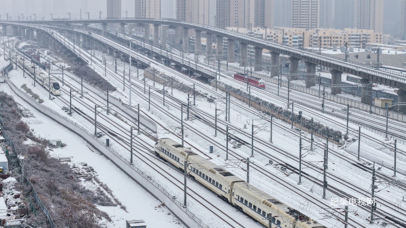迎雪而行 兰州铁路局全力保障运输畅通