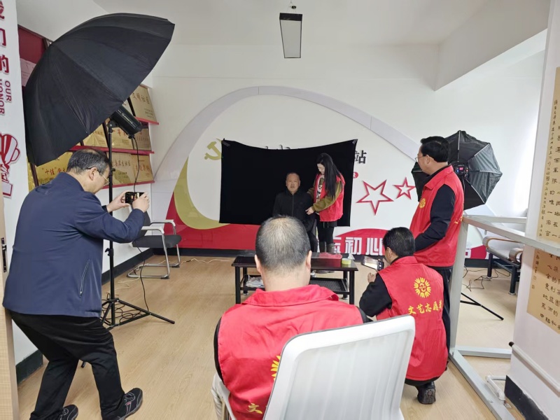 留住岁月痕迹 送上一份重阳节的祝福 礼县摄影家开展义务为老人免费拍照活动