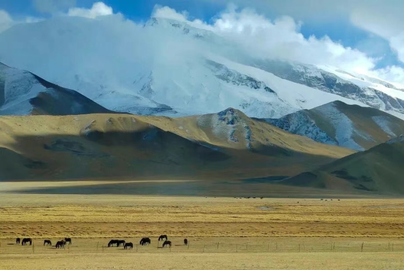 《寂寞的山峰》李富昌（庆阳）（风光类 - 评委推荐作品）&nbsp;_副本.jpg