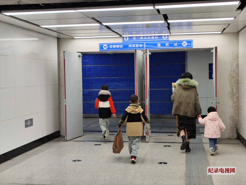 方便群众出行 兰州市七里河区建兰路新建便捷过街通道