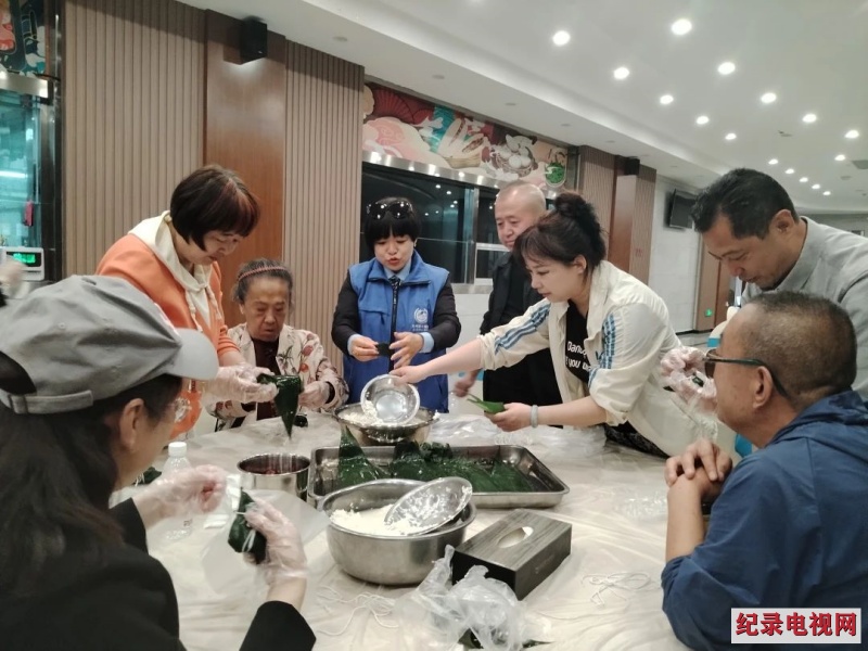 九州花坛社区开展“红色领航 粽香敬老”端午主题活动