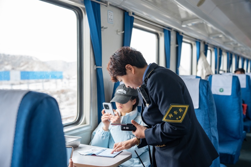 ​慢火车上的暖心守护