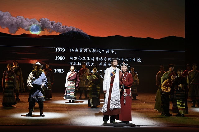 话剧《青青的阿万仓》再现扎根草原56载的医者仁心 首演成功