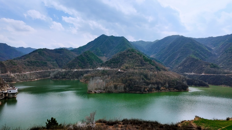 春染苗河水库 山映碧水清波