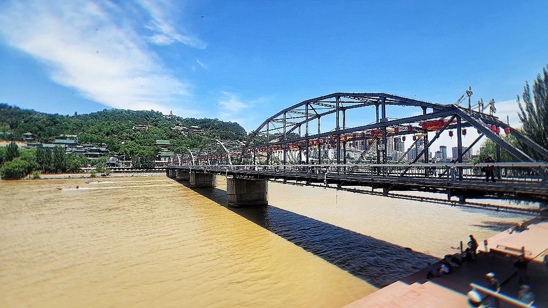 初夏的兰州中山桥.jpg