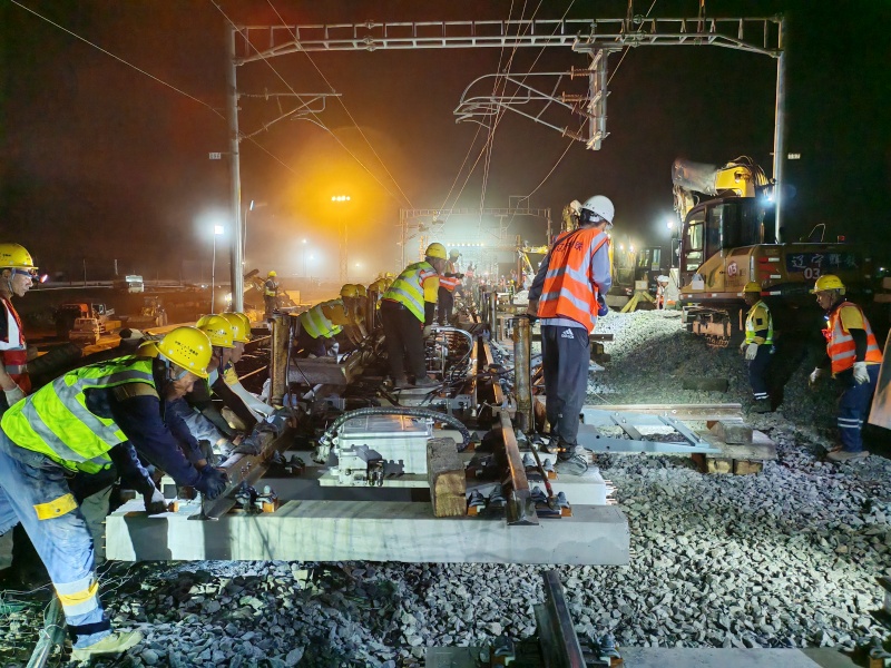 ​敦煌铁路瓜州站扩能改造工程道岔插铺及联锁改造施工圆满收官